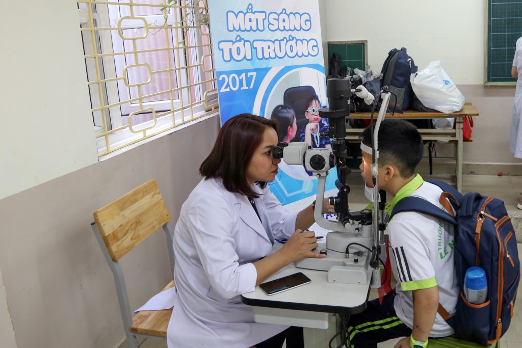 Ths.Bs Phạm Thị Hằng, Trưởng khoa Khúc xạ, Bệnh viện Mắt Quốc tế DND khám mắt cho các em học sinh.