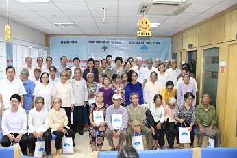 Chương trình khám và thay thủy tinh thể miễn phí cho NCT huyện đảo Cô Tô, Vân Đồn tình Quảng Ninh