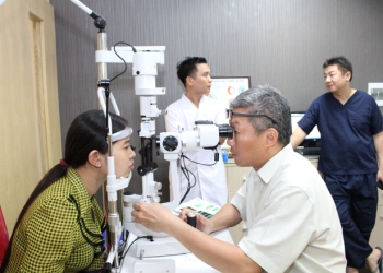 Bác sĩ Doric Wen Kuan Wong & Bác sĩ Lee Shu Yen tại Hội thảo và tham vấn chuyên đề đáy mắt