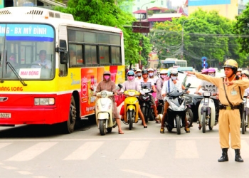 Người có thị lực hai mắt dưới 4/10 không được phép lái xe máy