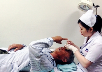 Ông Phạm Văn Phúc đến khám và mổ mắt miễn phí tại Viện mắt quốc tế DND