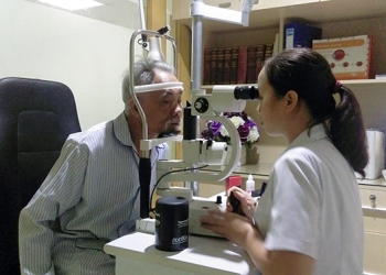 Ông Phạm Văn Phúc đến khám và mổ mắt miễn phí tại Viện mắt quốc tế DND