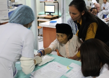 [:vi]Bệnh viện Mắt Quốc tế – DND khám và điều trị miễn phí cho mẹ Việt Nam anh hùng[:]