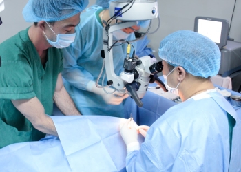 [:vi]Bệnh viện Mắt Quốc tế DND phẫu thuật thành công cho bệnh nhân 105 tuổi[:]