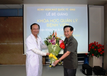 BS. Nguyễn Thành Thái - PGĐ Bệnh viện Mắt Quốc tế DND tặng hoa cho PGS.TS Phan Văn Tường