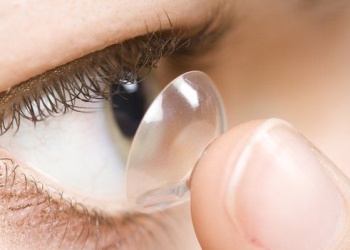 [:vi]Phẫu thuật khúc xạ gặp ít biến chứng hơn so với đeo kính áp tròng 11 lần[:]