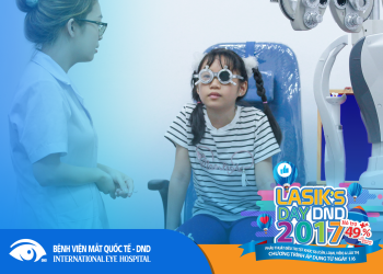 [:vi]Nhiều người để điện thoại, ipad “cướp” đôi mắt của con mà không biết[:]