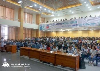 [:vi]Quá nửa các bạn tân sinh viên học viện ngoại giao đang mắc tật khúc xạ[:]