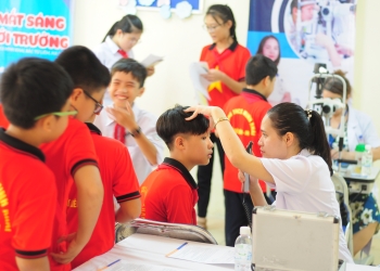 [:vi]Mắt sáng tới trường: Hành trang cùng các bạn trẻ bước vào tương lai[:]