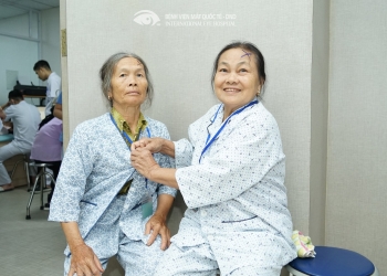 [:vi]Trái tim nóng người bác sĩ sưởi ấm lòng hơn 300 bệnh nhân nghèo[:]