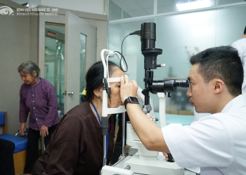 [:vi]Trái tim nóng người bác sĩ sưởi ấm lòng hơn 300 bệnh nhân nghèo[:]