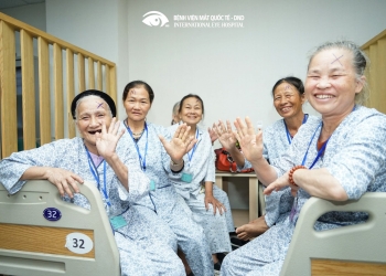 [:vi]Trái tim nóng người bác sĩ sưởi ấm lòng hơn 300 bệnh nhân nghèo[:]