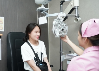 [:vi] HOTTEEN Hoàng Sa Rôn chọn phẫu thuật mắt ReLEx SMILE tại DND dù khoảng cách khá xa[:]