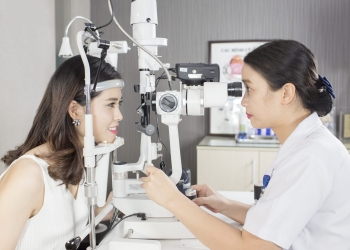 chăm sóc mắt sau phẫu thuật