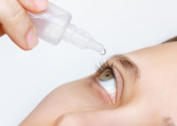 Người Đeo Kính Áp Tròng Nên Chọn Loại Nước Mắt Nhân Tạo Nào?