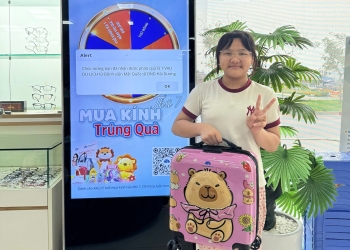 Không khí rộn ràng tại Vòng quay may mắn của Bệnh viện Mắt Quốc tế DND Hải Dương