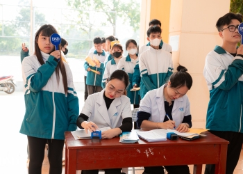 DND HẢI DƯƠNG ĐỒNG HÀNH CÙNG THPT LƯƠNG THẾ VINH TẦM SOÁT TẬT KHÚC XẠ CHO HỌC SINH