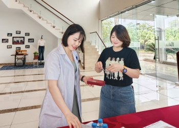 Bệnh viện Mắt Quốc tế DND Hải Dương phối hợp cùng Văn phòng Đại diện Tổ chức CARE tại Việt Nam triển khai Dự án TARGET – Trao trả kết quả khám và kính mắt cho cán bộ, công nhân viên